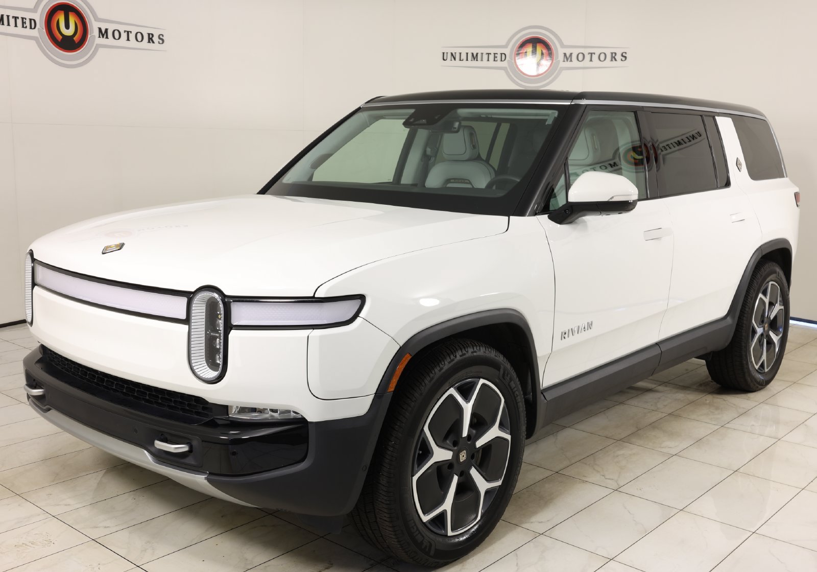 Used 2023 Rivian R1S Adventure Dual AWD/4WD image 5