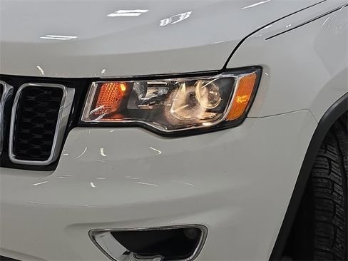Used 2018 Jeep Grand Cherokee Limited image 31