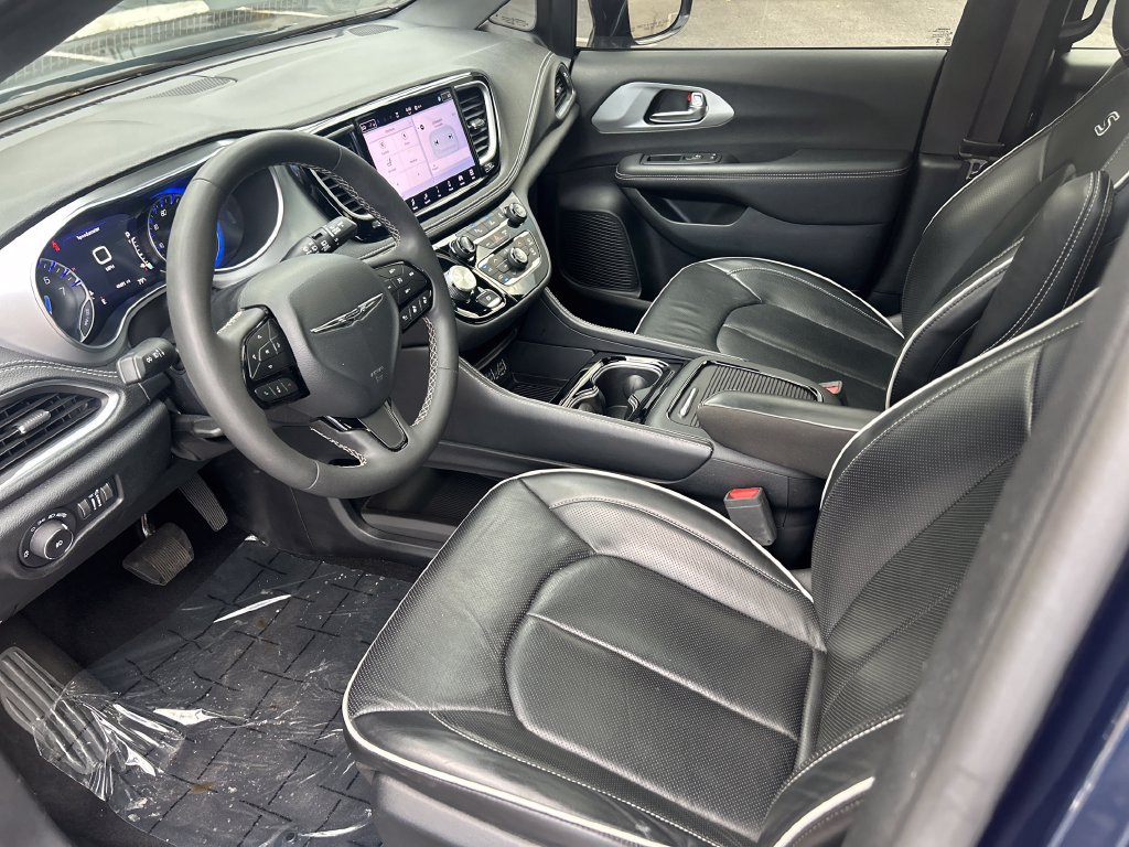 Used 2025 Chrysler Pacifica Limited FWD image 11