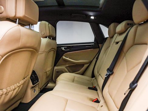 Used 2025 Porsche Macan image 23
