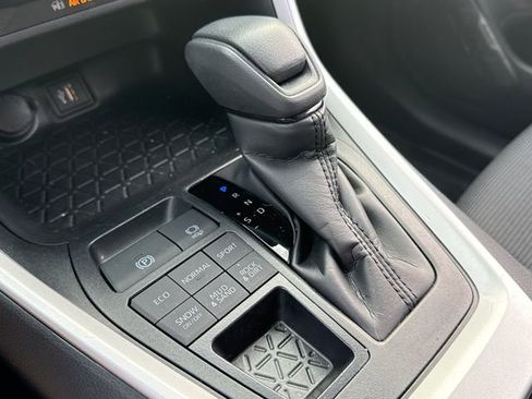 Used 2025 Toyota RAV4 LE image 32