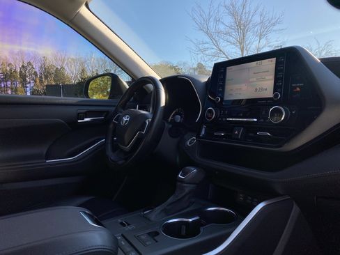 Used 2022 Toyota Highlander XLE image 68