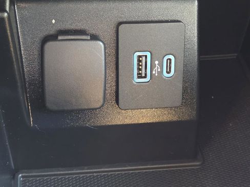 Used 2020 Ford Explorer XLT w/ Equipment Group 202A AWD/4WD image 32