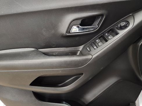 Used 2022 Chevrolet Trax LS w/ Tint and Cruise Package image 41