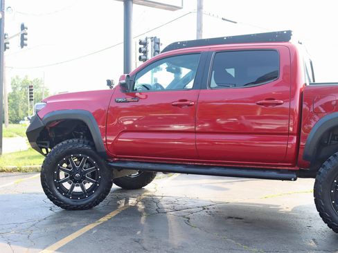 Used 2017 Toyota Tacoma TRD Off-Road AWD/4WD image 15
