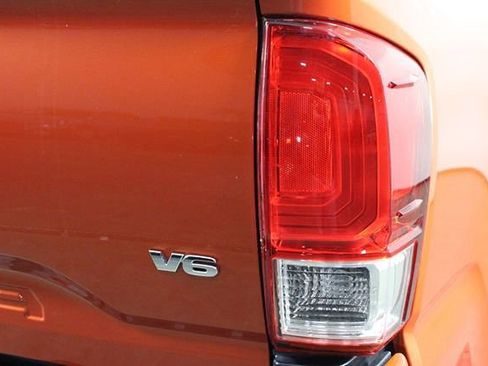 Used 2018 Toyota Tacoma TRD Off-Road image 41