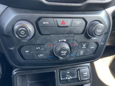 Used 2018 Jeep Renegade Latitude image 12