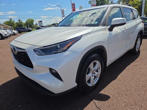 Used 2023 Toyota Highlander LE AWD/4WD image 7