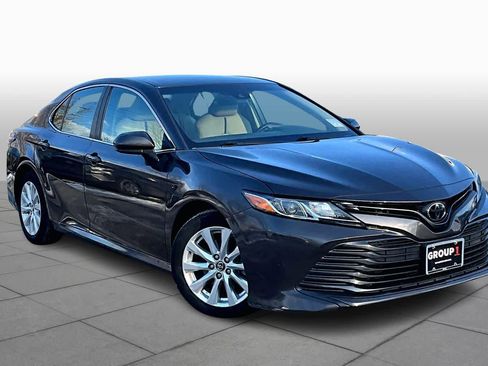 Used 2018 Toyota Camry LE image 3