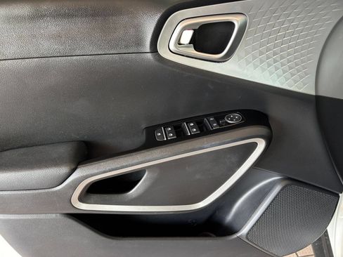 Used 2025 Kia Soul LX w/ LX Technology Package FWD image 18