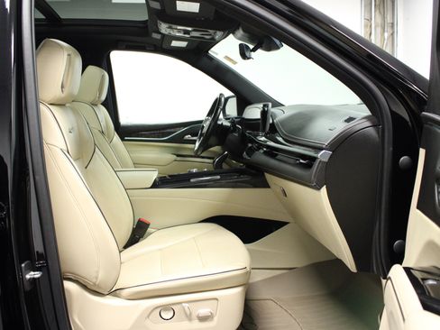 Used 2021 Cadillac Escalade Premium Luxury image 18