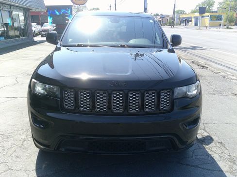 Used 2018 Jeep Grand Cherokee Altitude AWD/4WD image 12