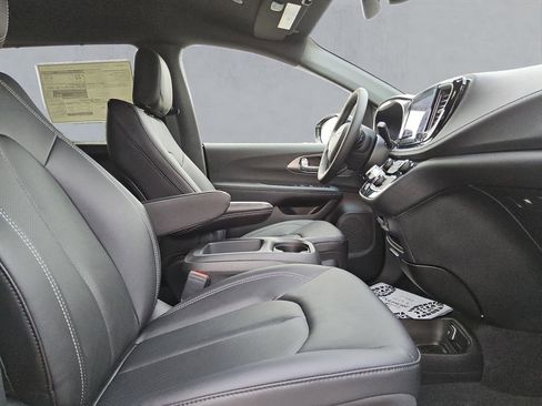 New 2026 Chrysler Pacifica Select image 15