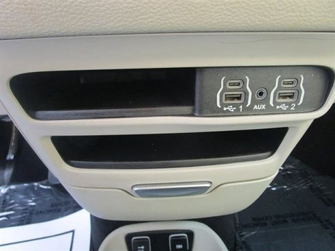 Used 2021 Chrysler Pacifica Touring-L image 30