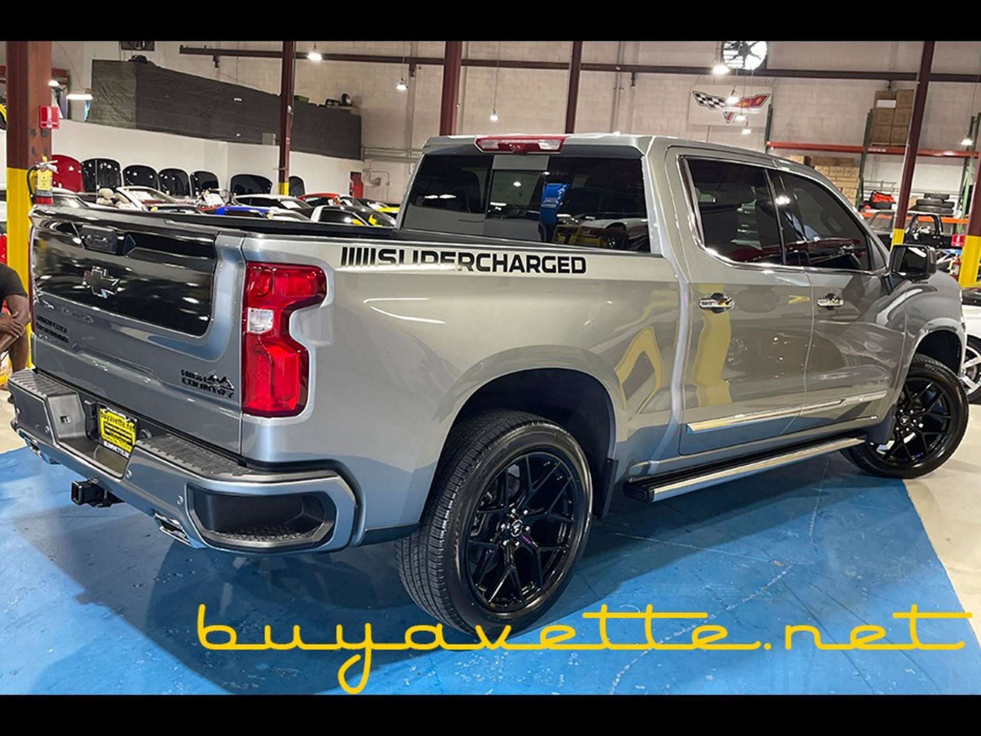 Used 2025 Chevrolet Silverado 1500 High Country w/ Technology Package AWD/4WD image 2