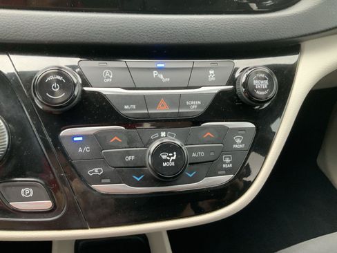 Used 2018 Chrysler Pacifica Touring Plus FWD image 38