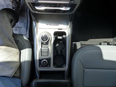 Used 2021 Ford Explorer XLT w/ Equipment Group 202A AWD/4WD image 34