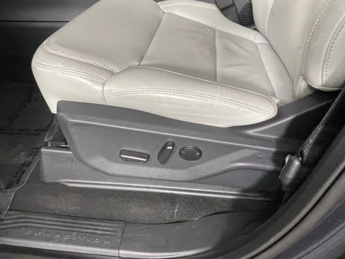 Certified 2025 Ford Expedition Max Platinum w/ Driver's Package AWD/4WD image 16