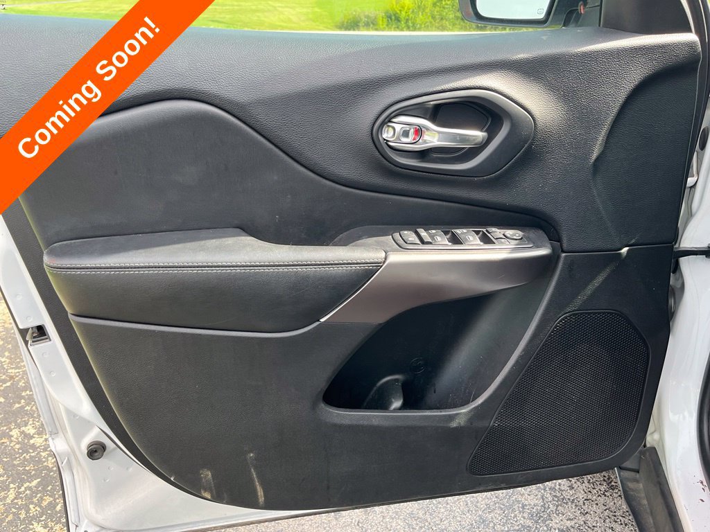 Used 2019 Jeep Cherokee Latitude w/ Popular Appearance Group AWD/4WD image 17