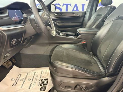 Used 2023 Jeep Grand Cherokee Altitude AWD/4WD image 11