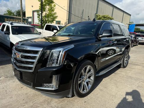 Used 2015 Cadillac Escalade Luxury RWD image 3