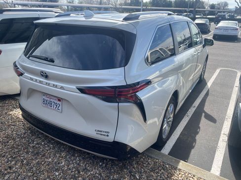 Certified 2021 Toyota Sienna Limited image 8