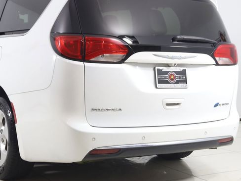 Used 2018 Chrysler Pacifica Touring-L FWD image 22