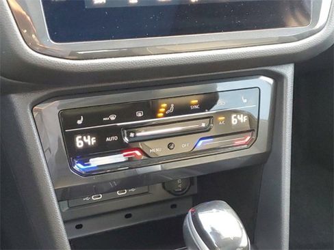 Used 2023 Volkswagen Tiguan SE w/ Panoramic Sunroof Package image 21