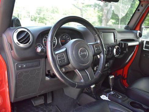 Used 2014 Jeep Wrangler Unlimited Rubicon w/ Connectivity Group AWD/4WD image 14