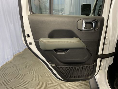 Certified 2025 Jeep Gladiator Mojave image 24