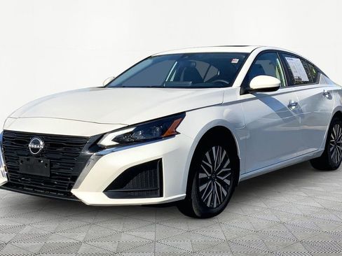 Used 2023 Nissan Altima 2.5 SV w/ SV Premium Package image 3