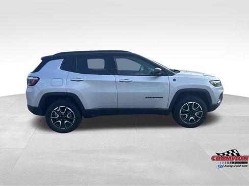 Used 2025 Jeep Compass Trailhawk AWD/4WD image 7