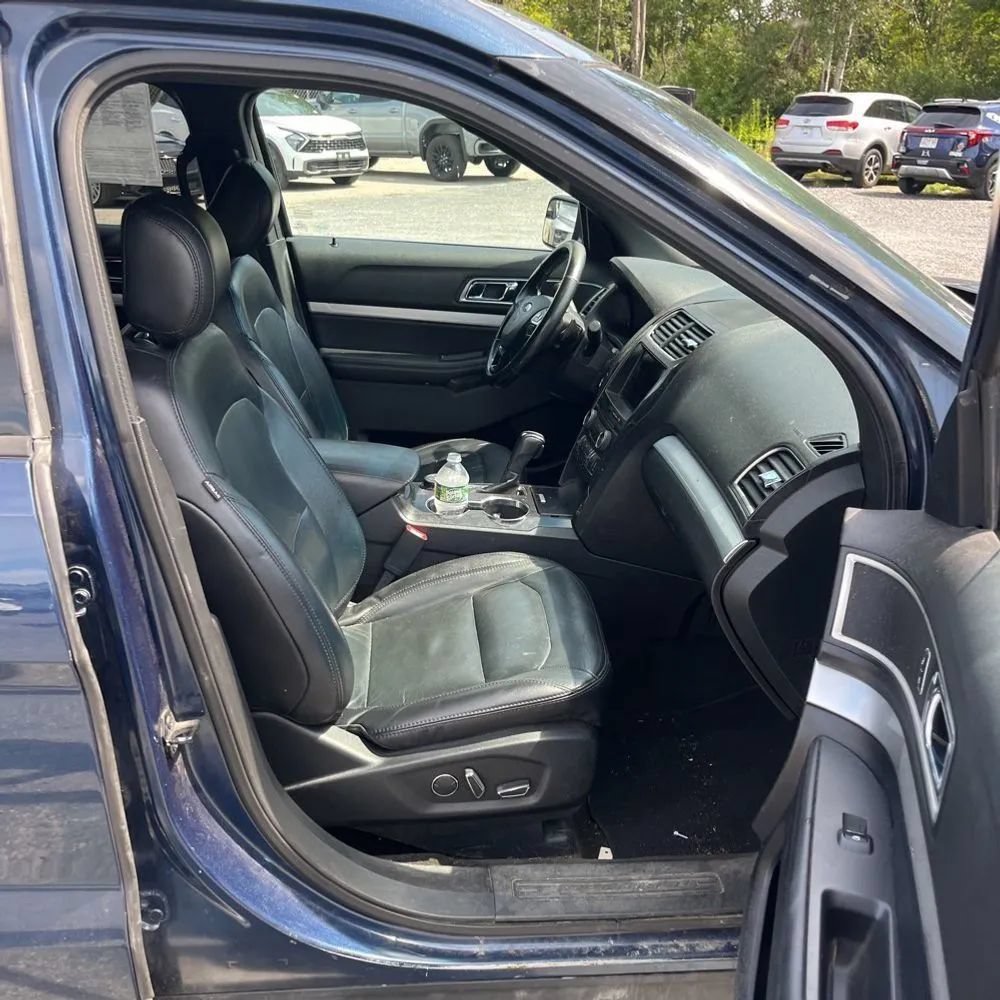 Used 2017 Ford Explorer XLT w/ Equipment Group 202A AWD/4WD image 23
