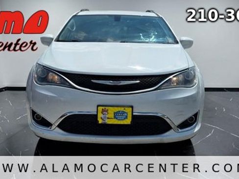 Used 2017 Chrysler Pacifica Touring-L FWD image 8