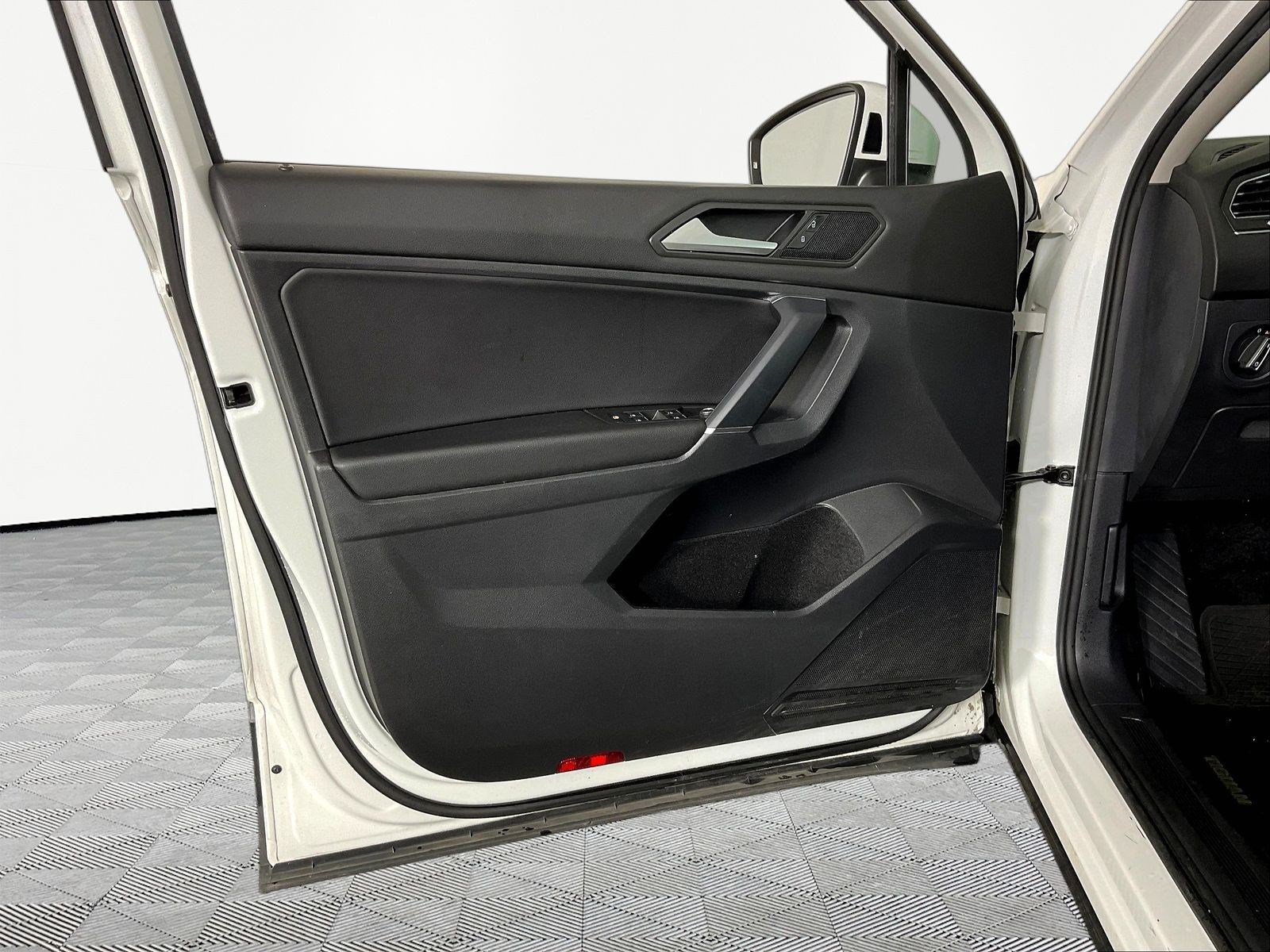 Used 2020 Volkswagen Tiguan SE w/ Panoramic Sunroof Package FWD image 20