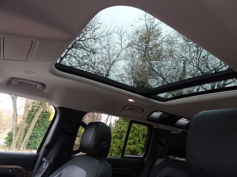 Used 2020 Land Rover Defender 110 First Edition image 15