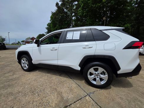 Used 2021 Toyota RAV4 XLE w/ Convenience Package FWD image 8