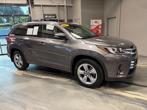 Used 2017 Toyota Highlander Limited AWD/4WD image 33