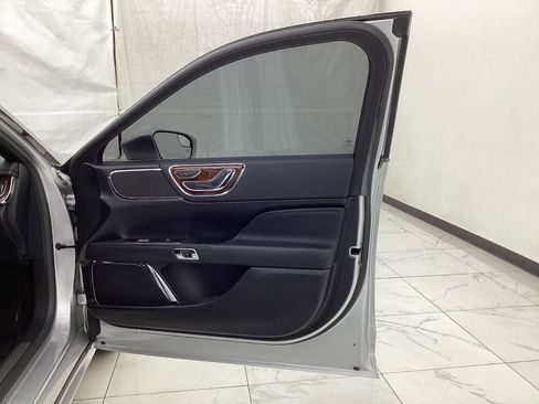 Used 2017 Lincoln Continental Premiere image 19