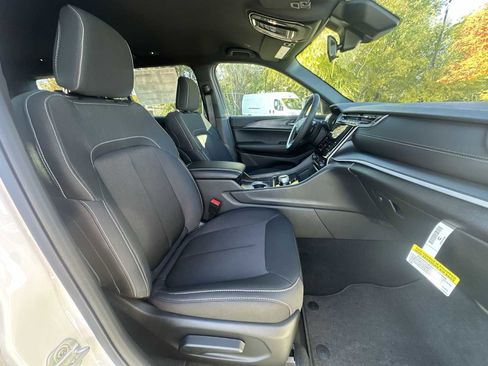 New 2025 Jeep Grand Cherokee L Laredo w/ Luxury Tech Group I image 24