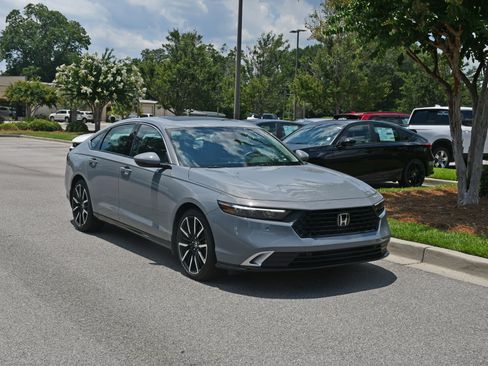 Used 2025 Honda Accord Touring image 6