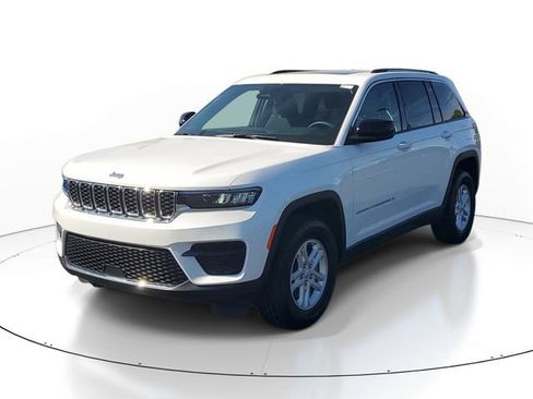 Used 2023 Jeep Grand Cherokee Laredo w/ Luxury Tech Group I AWD/4WD image 2