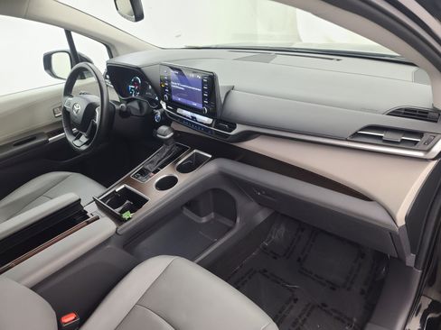 Used 2024 Toyota Sienna XLE image 13