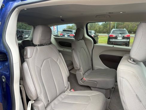 Used 2021 Chrysler Pacifica Touring image 11