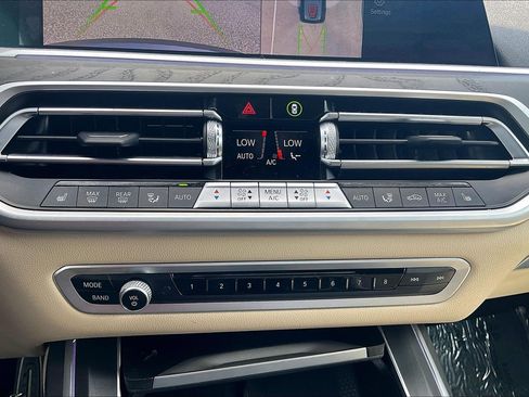 Used 2022 BMW X7 xDrive40i w/ M Sport Package AWD/4WD image 31