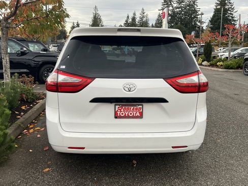 Used 2017 Toyota Sienna L image 9