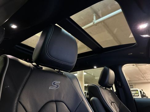 New 2026 Chrysler Pacifica Limited w/ Uconnect Theater Family Group image 18