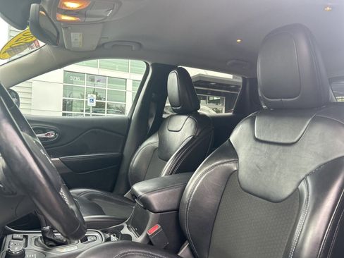 Used 2020 Jeep Cherokee Latitude Plus w/ Cold Weather Group AWD/4WD image 7