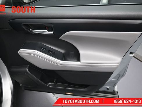 Used 2022 Toyota Highlander XLE AWD/4WD image 36