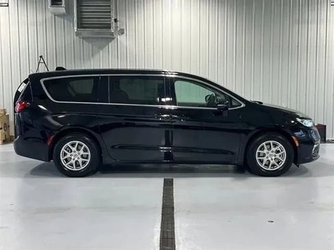 Used 2024 Chrysler Pacifica Touring-L image 2